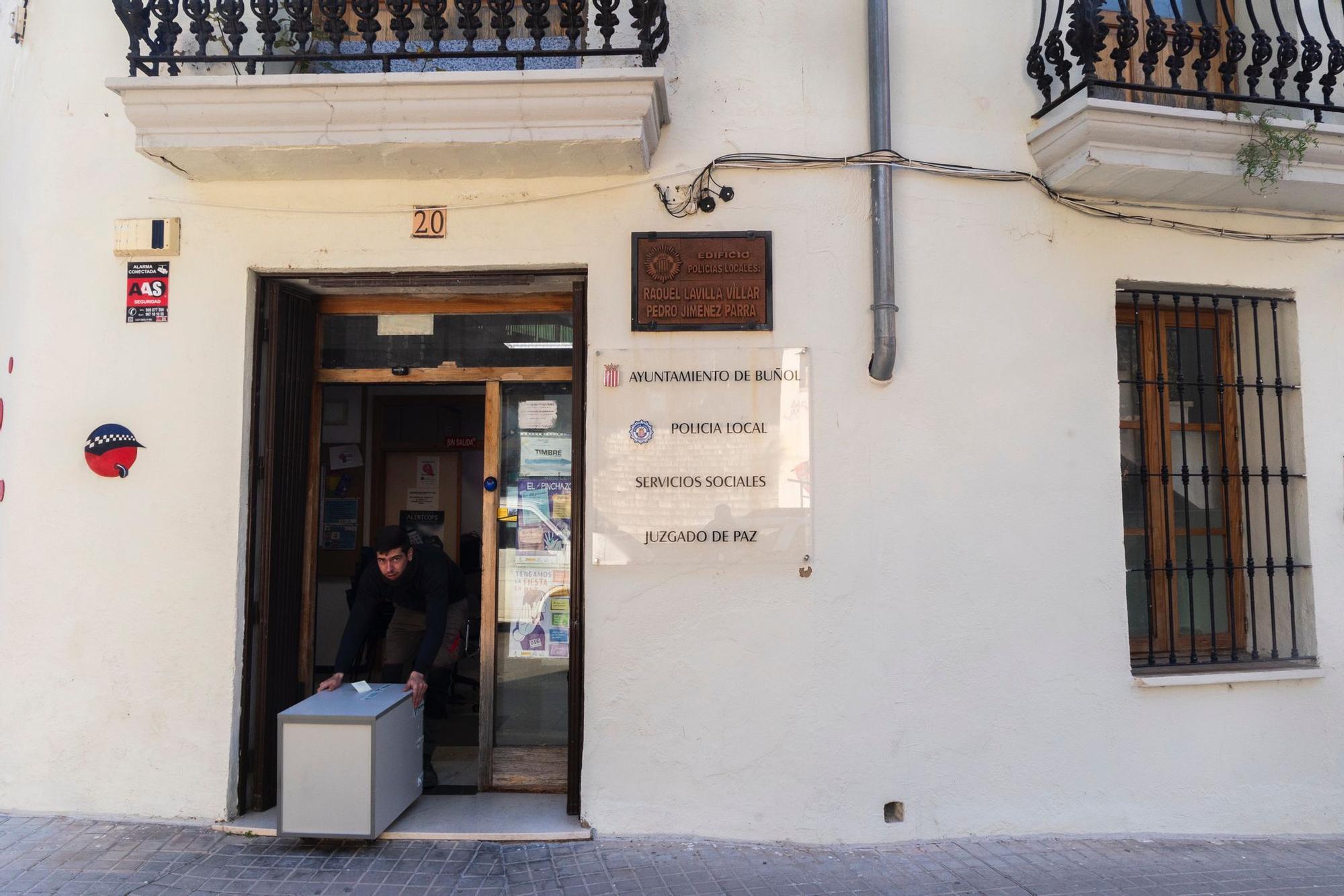 Desalojan la sede de la Policía Local y los Servicios Sociales en Buñol por daños en la cimentación tras la dana