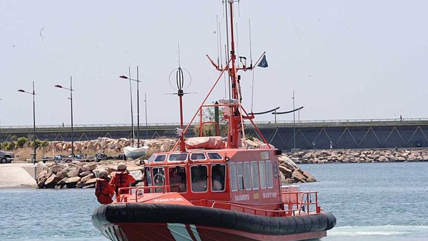 Dos imágenes captadas ayer en la dársena del Puerto de Torrevieja durante la demostración a cargo de Salvamento Marítimo.