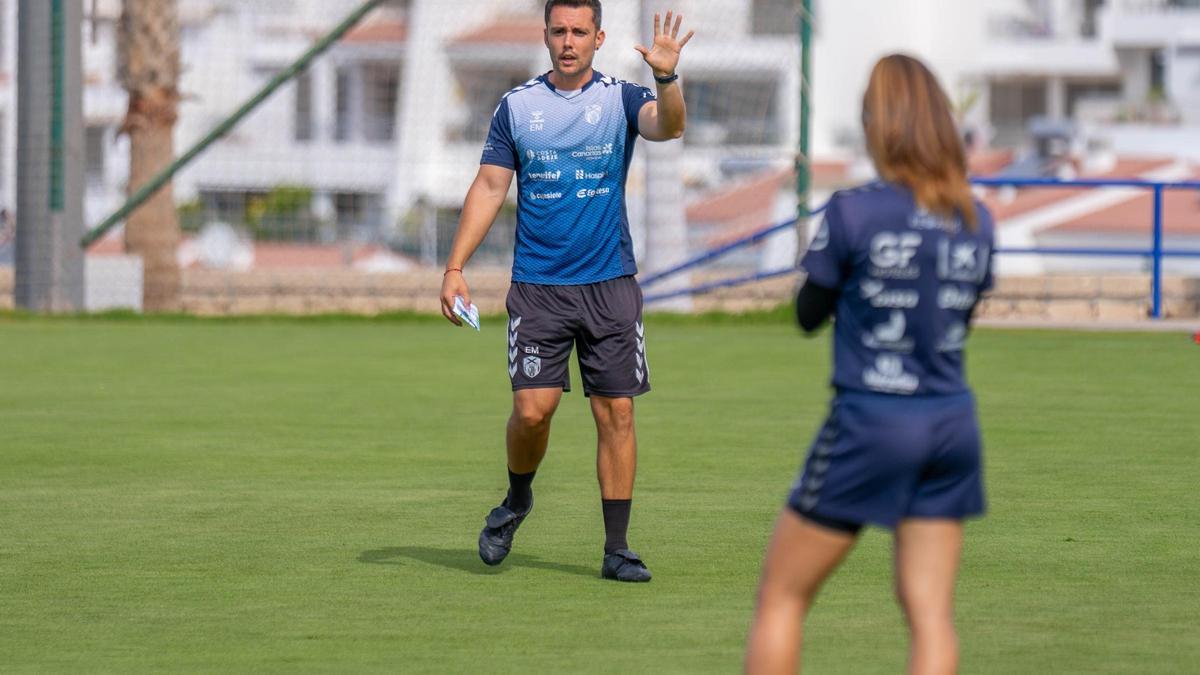 Eder Maestre da indicaciones a sus futbolistas.