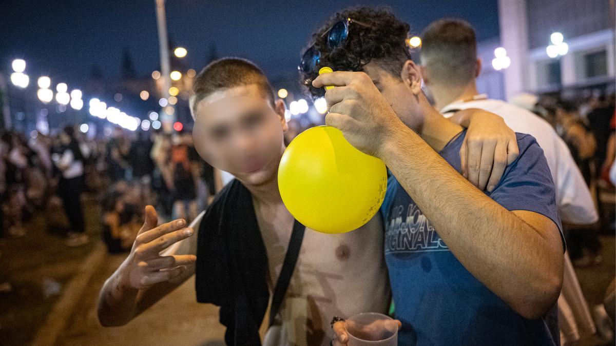 Laughing bombonas de gas recogidas en el centro de reciclado para el  Festival de Música de Glastonbury. Gas de la risa es una droga legal  popular en el Festival Fotografía de stock 