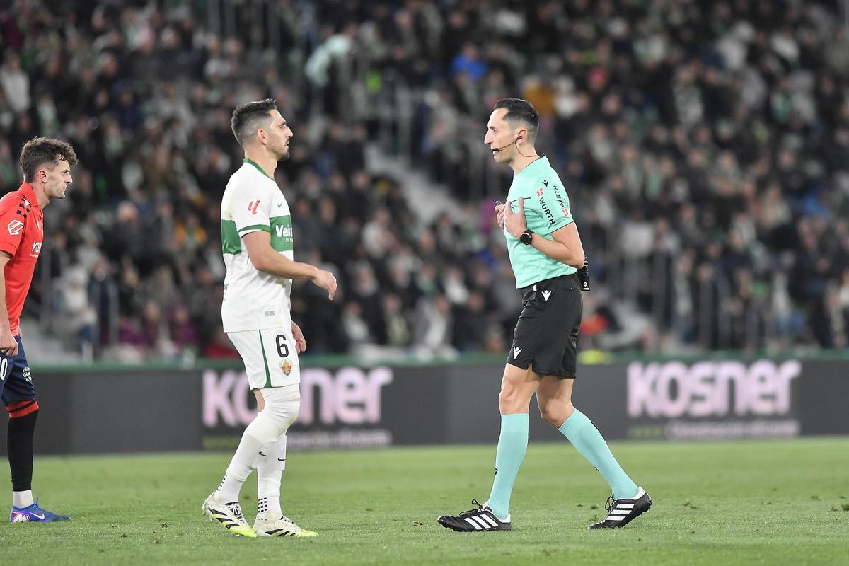 Pedro Bigas habla con el árbitro del Elche-Osasuna, Sánchez Martínez