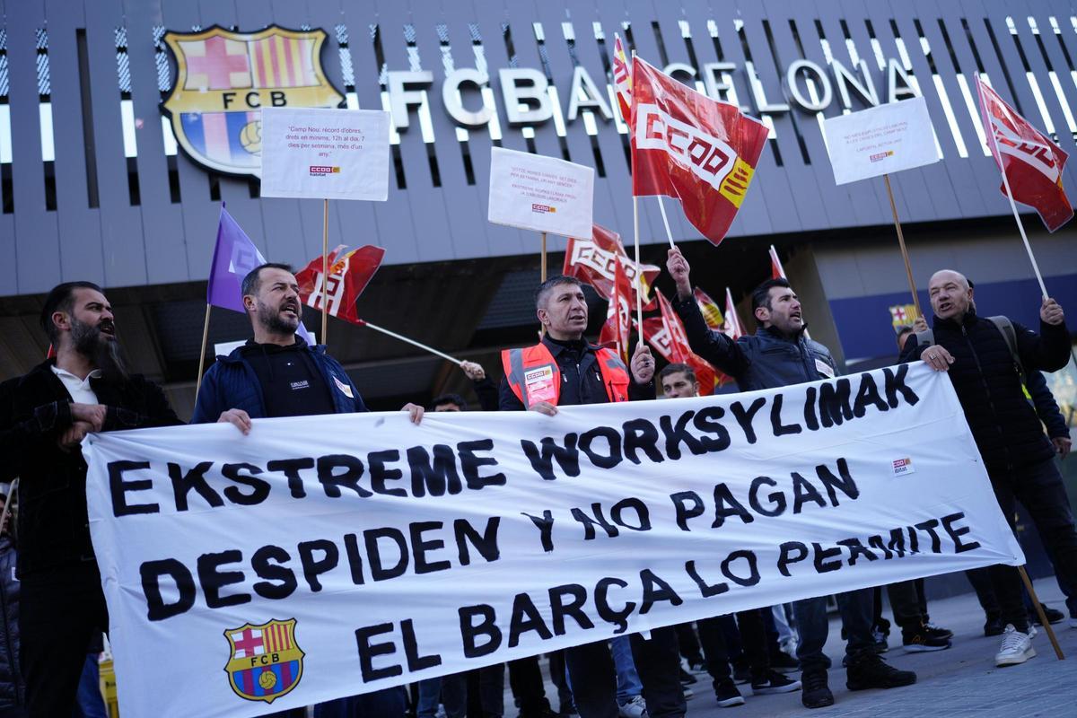 Trabajadores protestan frente a uno de los accesos al Camp Nou