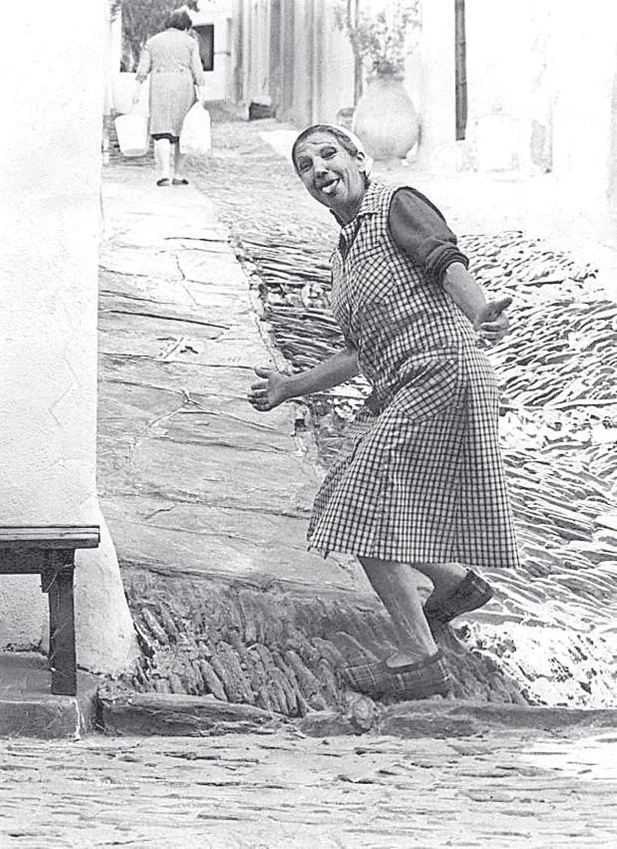 Consuelo Robles en un carrer de Cadaqués a finals dels anys setanta.