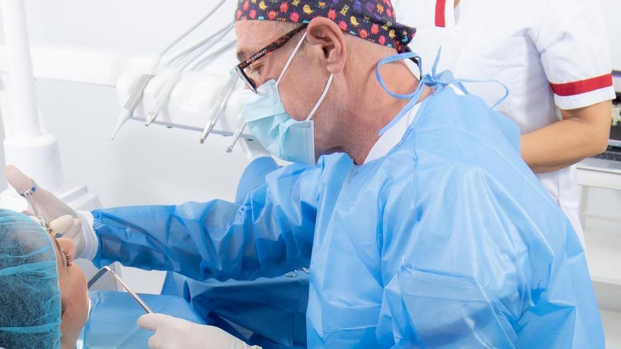 El primer implante zigomático cumple 25 años en el Hospital Vithas Medimar, referente en cirugía compleja