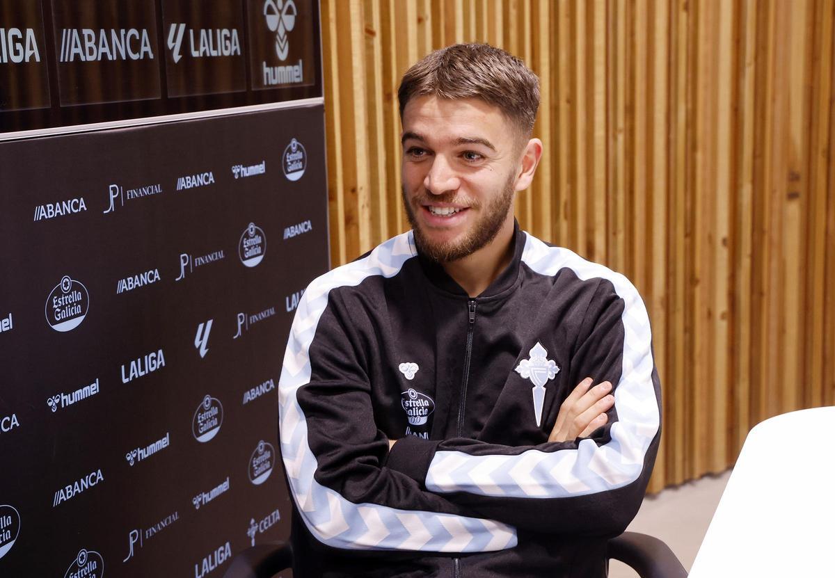 El jugador del Celta, Sergio Carreira, durante la entrevista en la sala de prensa de Afouteza
