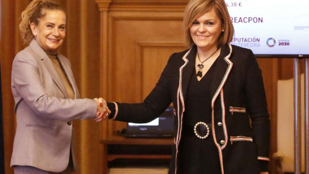 Carmela Silva y Digna Rivas, ayer, tras la firma.   | // FDV