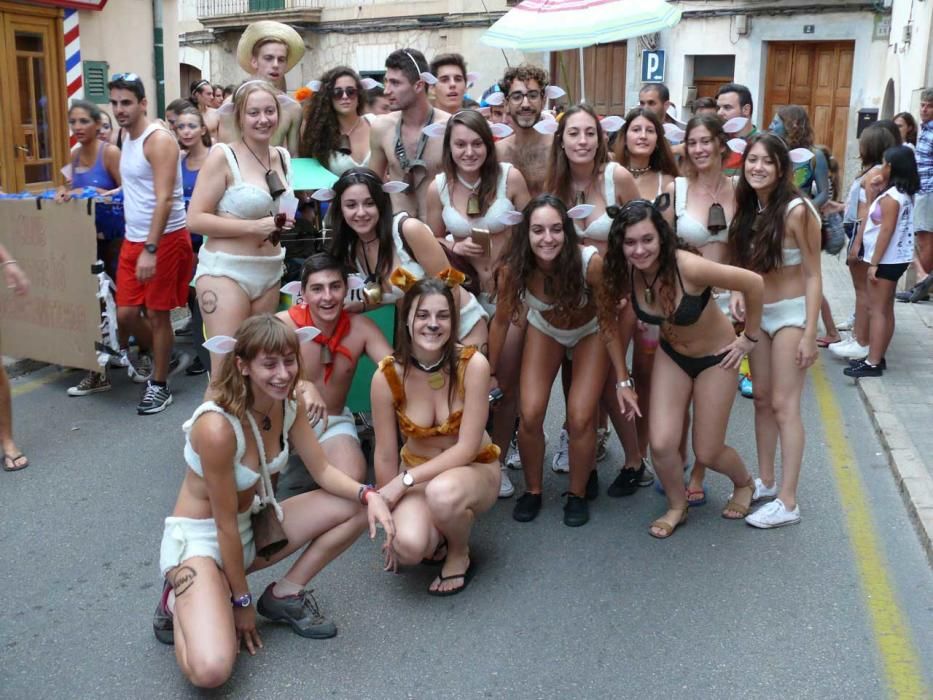 (Fast) nackte Weihnachtsmänner, Hippies, Indianer und Knastbrüder auf Mallorca: Die Teilnehmer am bereits traditionellen Unterwäsche-Lauf in Bunyola am Samstag (17.9.) waren wieder kreativ darin, sich zu verkleiden - wenn auch spärlich.