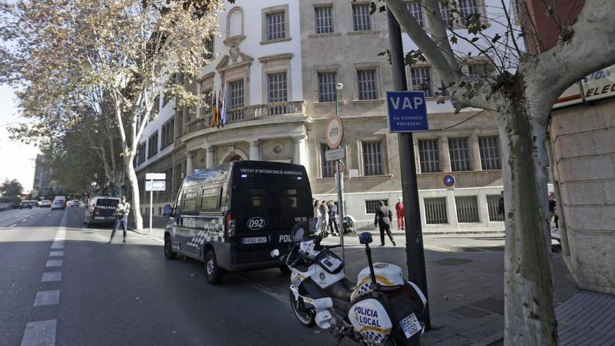 Arde una buhardilla junto a los juzgados de Vía Alemania