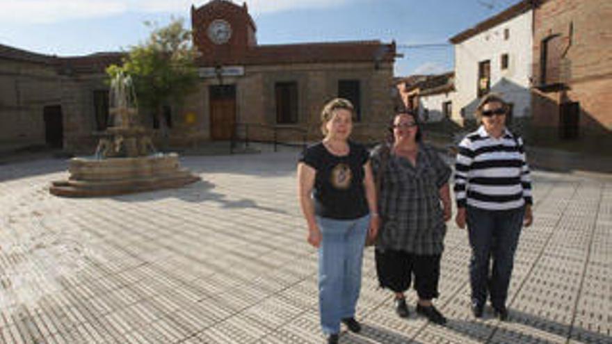 De izquierda a derecha, Araceli Alonso (PP), María del Carmen Sánchez (PSOE) y María Marcedes Gamazo (PP), candidatas a las elecciones por Villalonso (Zamora)