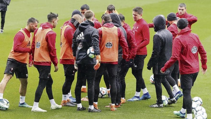 Los jugadores del Celta reciben indicaciones del segundo de Unzué, Robert Moreno, durante el entrenamiento, ayer en Balaídos. // Alba Villar