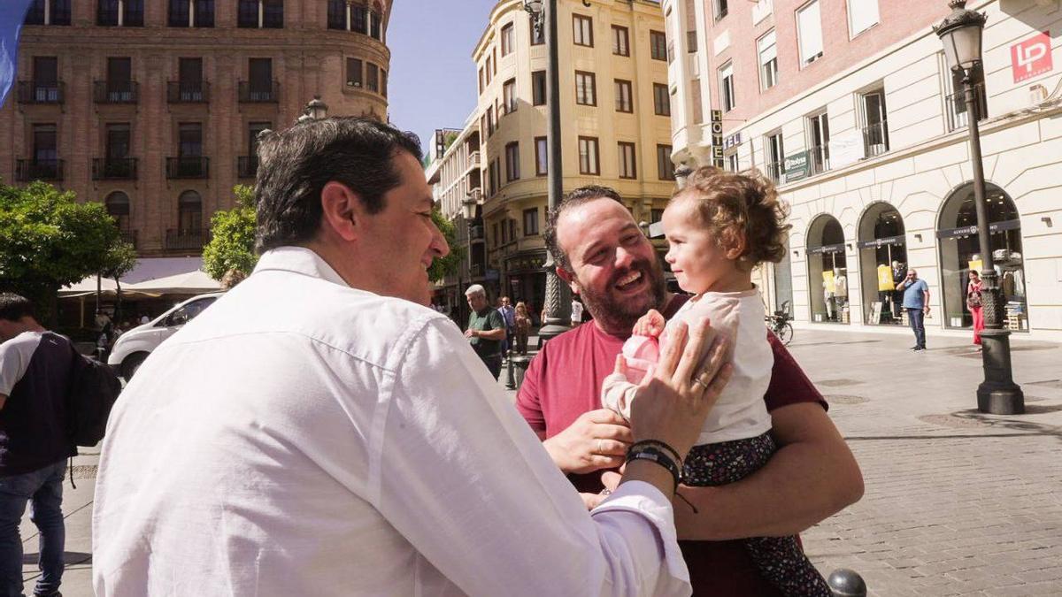 José María Bellido saluda a un padre y su hija, hoy en la plaza de las Tendillas.