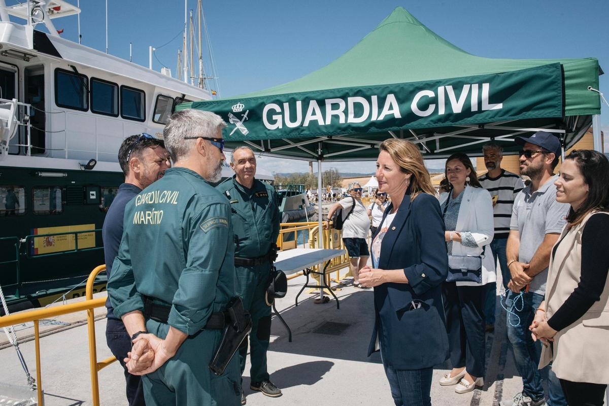 La alcaldesa despide a las tripulaciones de las embarcaciones, este lunes.