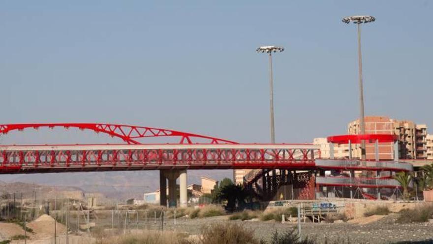 El Puente Rojo «luce» los primeros grafitis cuando aún no ha acabado el repintado