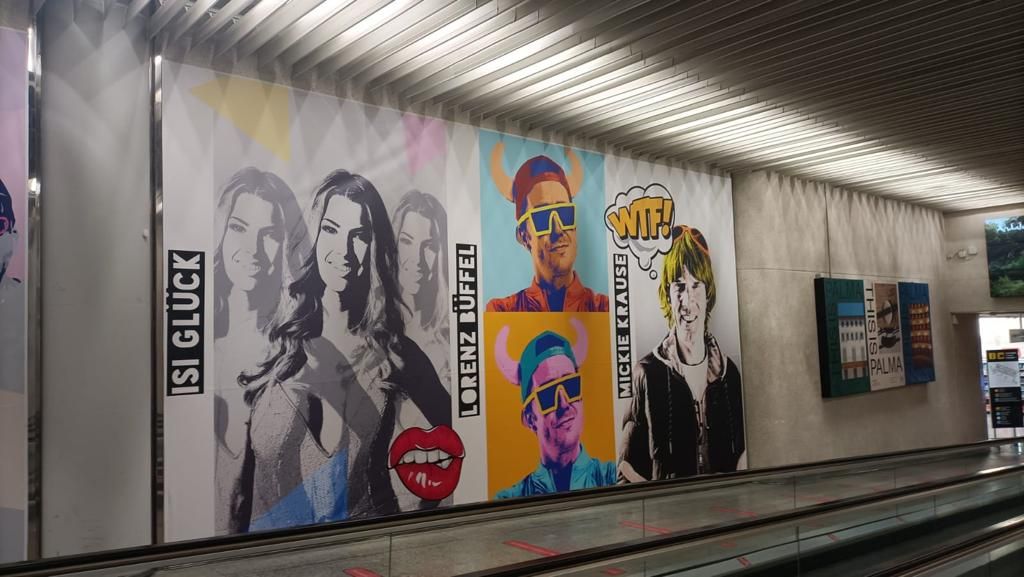 Der Megapark wirbt am Flughafen Mallorca im Pop-Art-Stil für seine Künstler