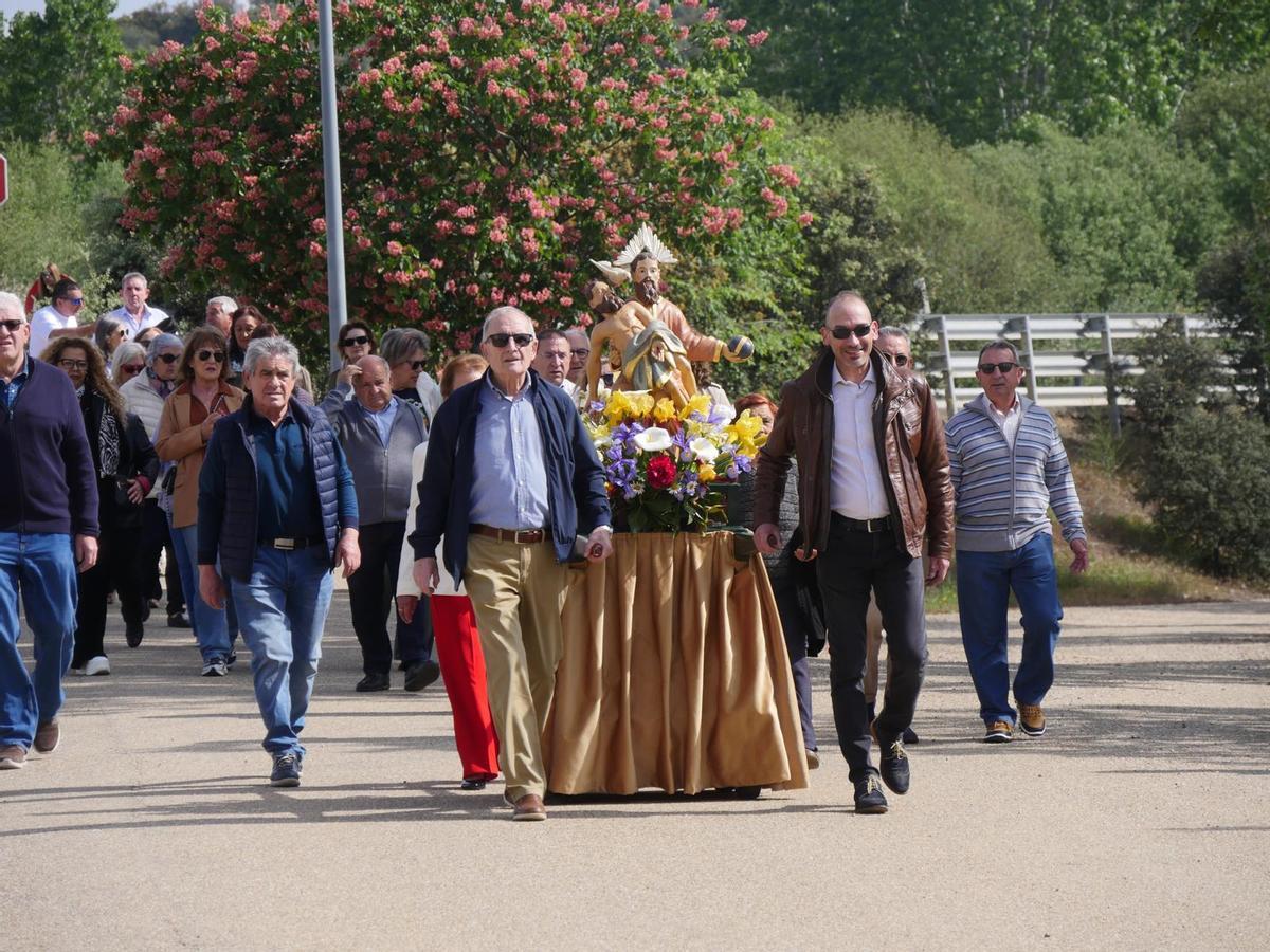 La Trinidad regresa a la iglesia, en Camarzana de Tera.