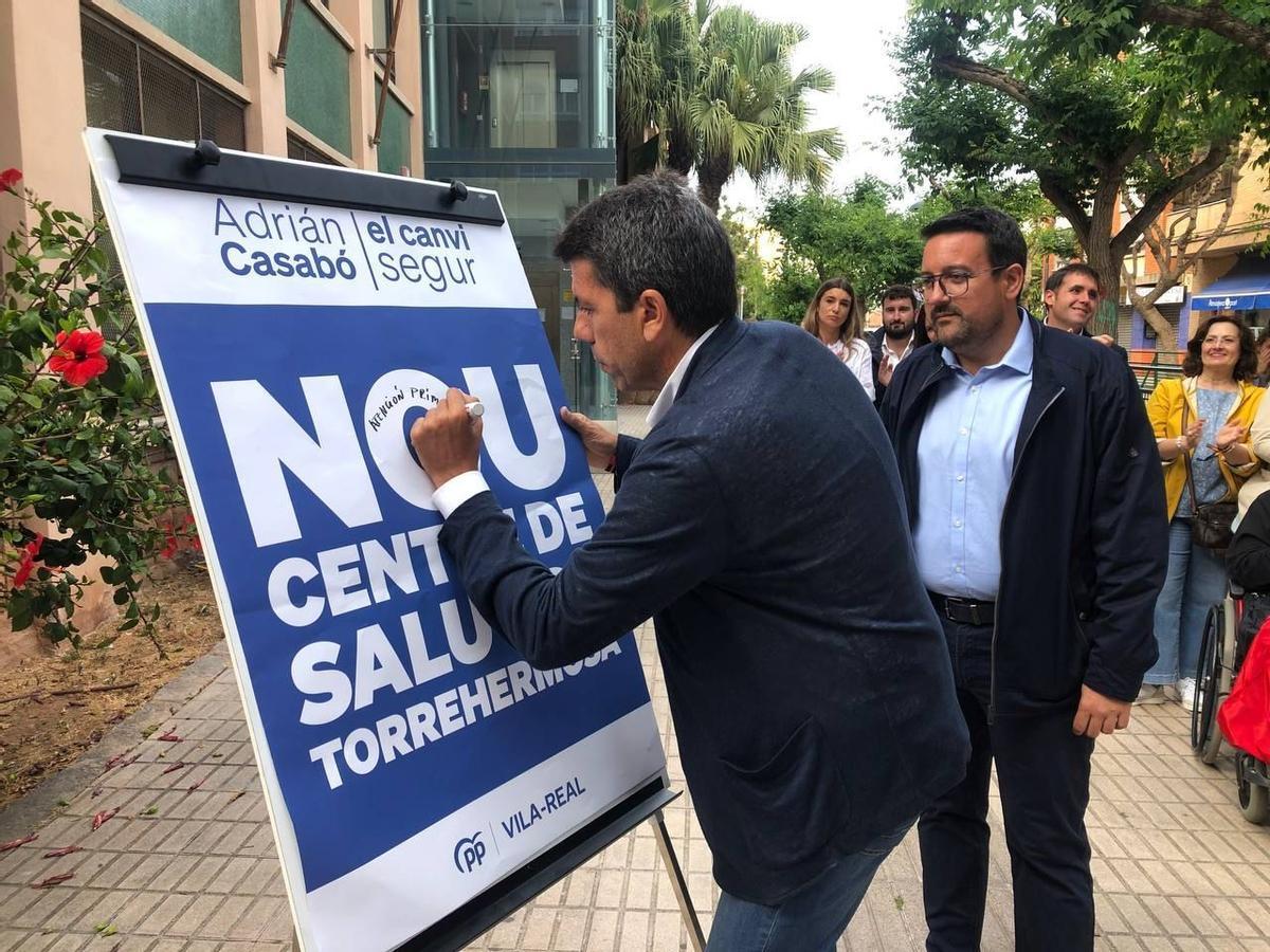 Carlos Mazón firma ante Adrian Casabó su compromiso por la construcción del Torrehermosa, durante la última campaña electoral..