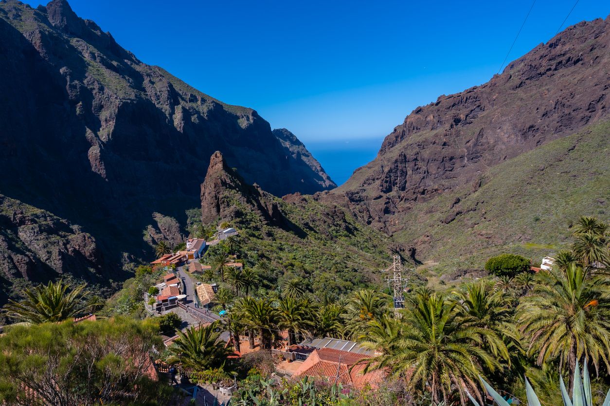 Masca vistas del pueblo entre las montañas