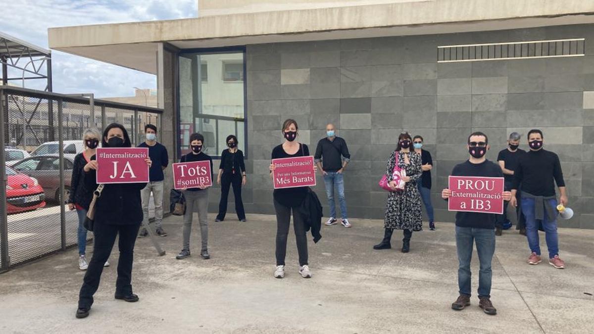 Trabajadores de IB3  protestan contra la externalización de servicios.