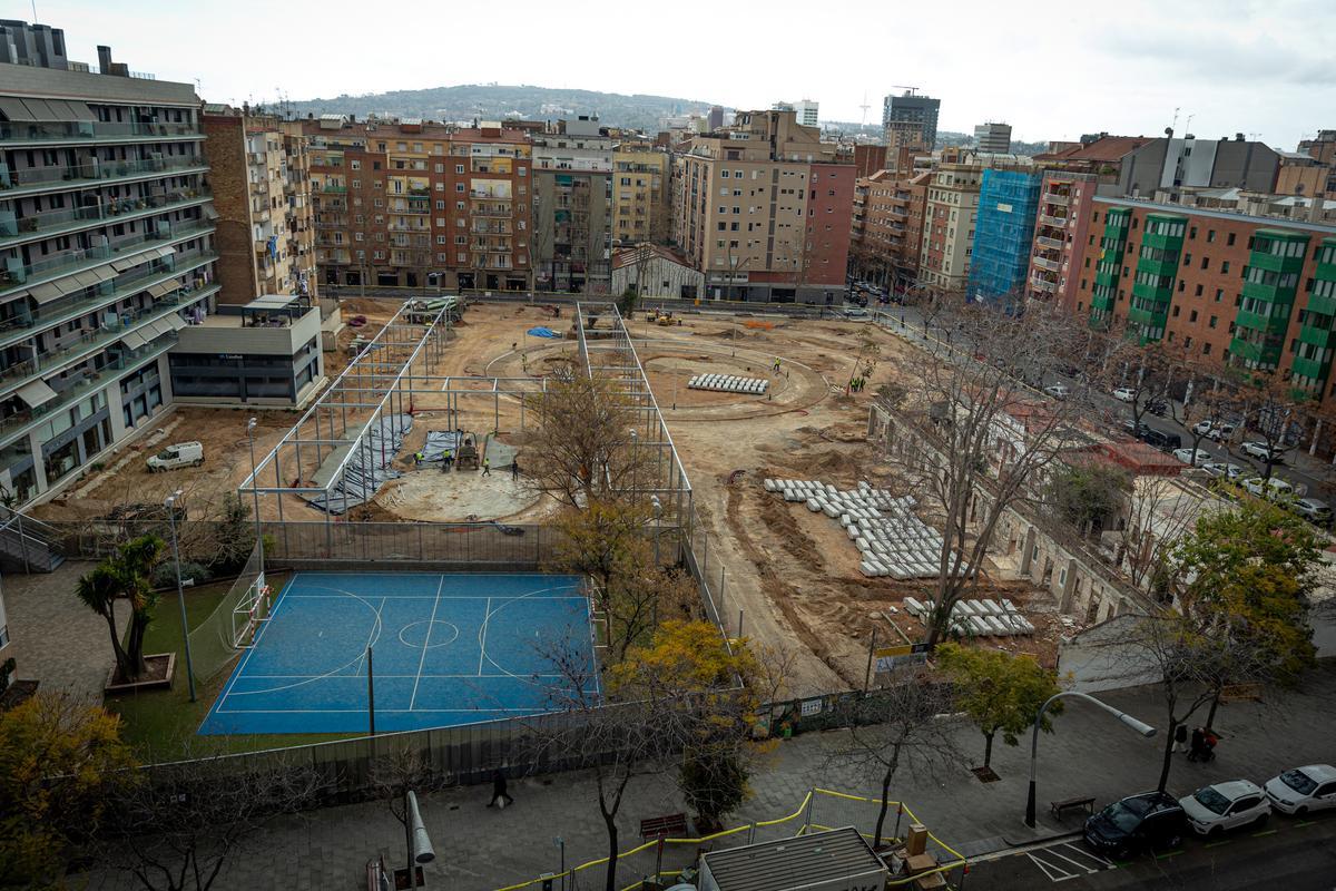 Barcelona desdibuja la huella de la Colònia Castells, el reducto obrero de Les Corts