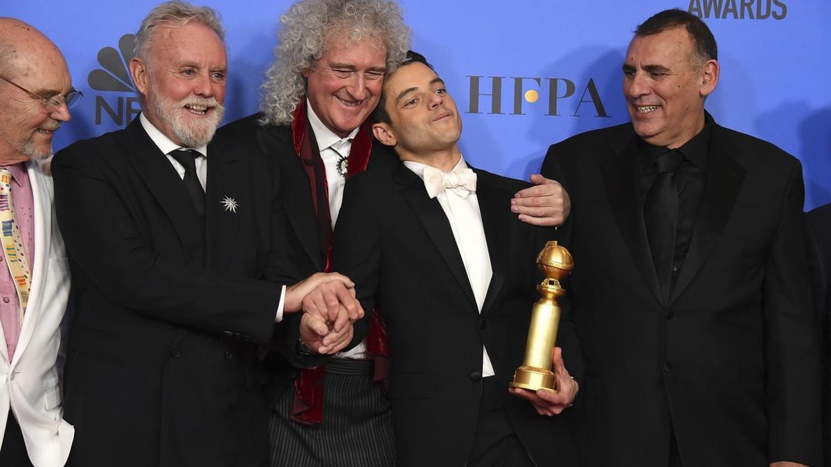 Brian May (centro de la imagen), junto a Rami Malek, Jim Beach, Roger Taylar y Graham King, durante la gala de los Globos de Oro.