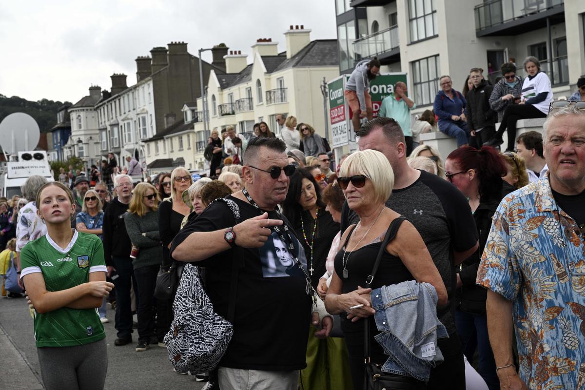 Fans de la cantante irlandesa Sinead OConnor dan su último adiós en las afueras de su antigua casa