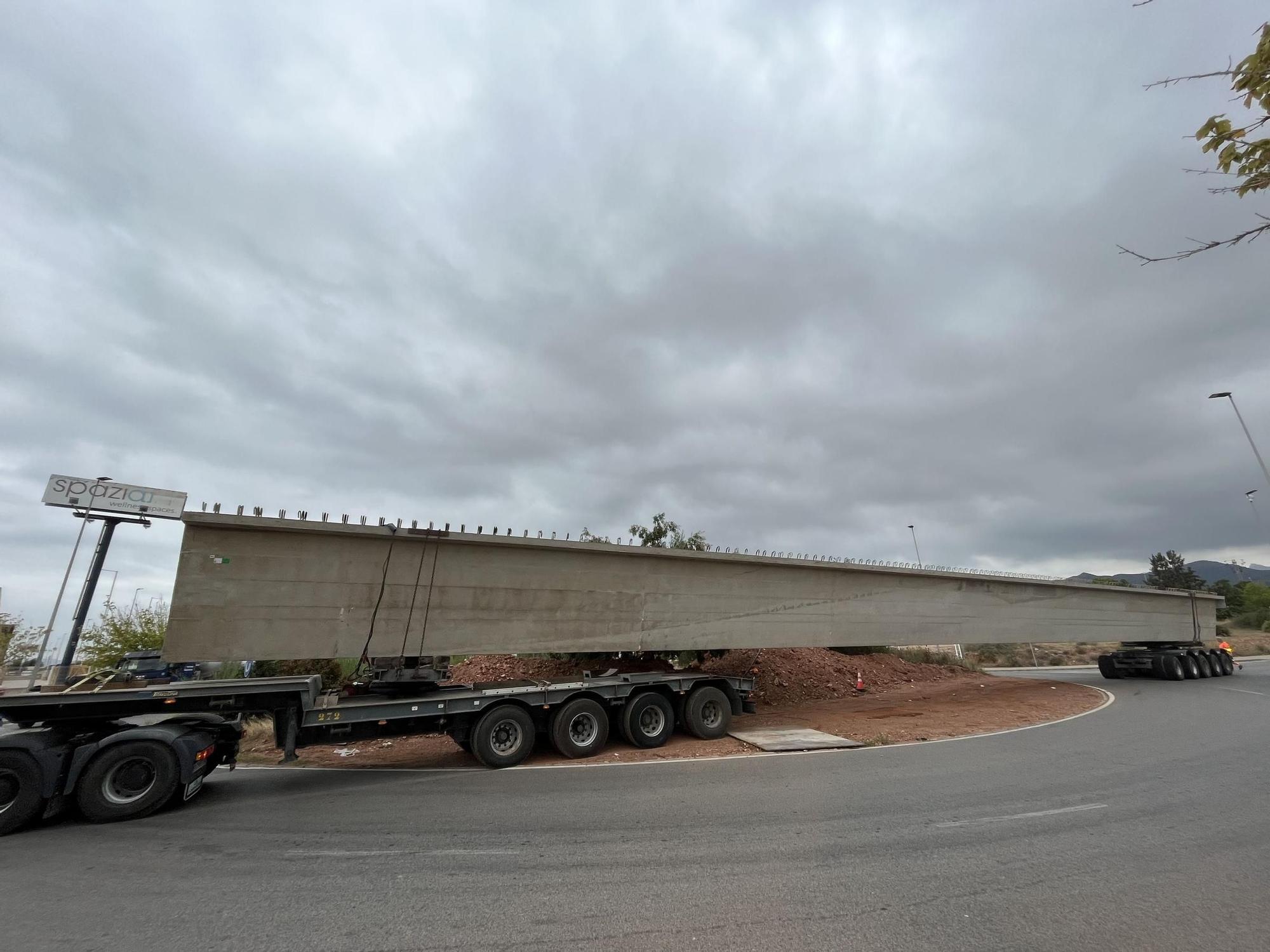 La compleja llegada de la primera megaviga para el puente industrial de la Vall, en imágenes
