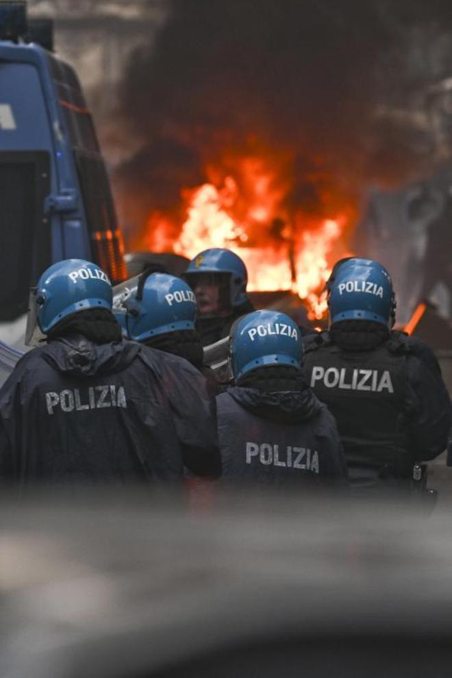 Las imágenes más impactantes de la brutal batalla campal en el centro de Nápoles