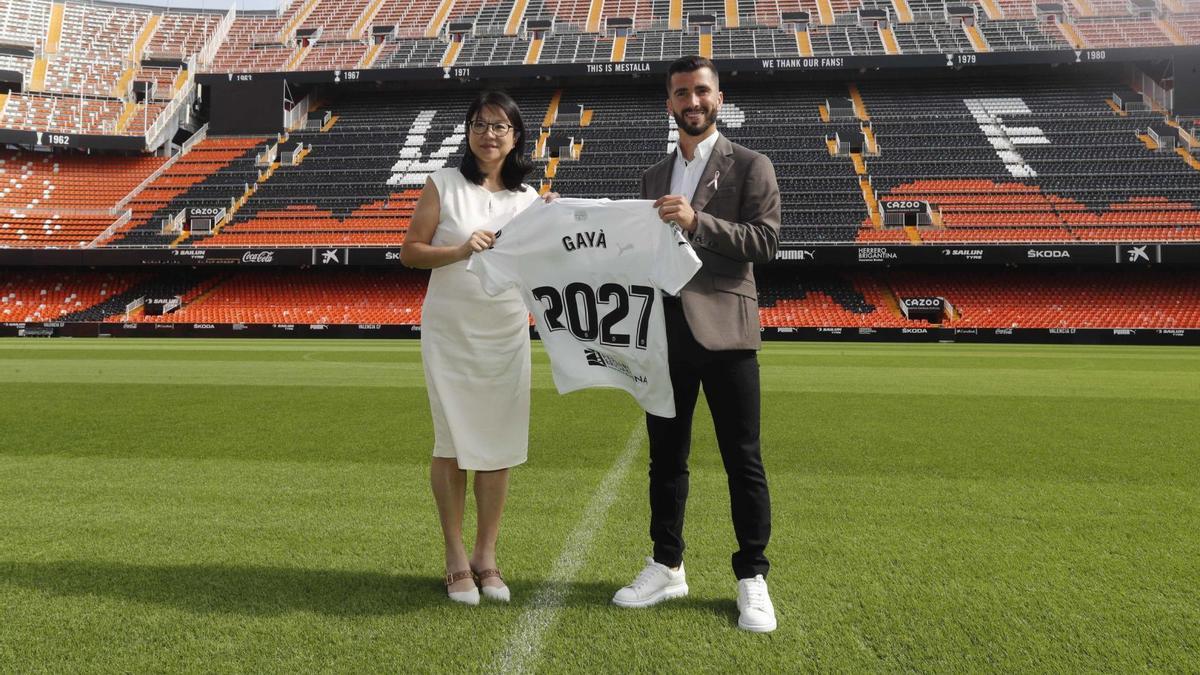 Los familiares de Gayà no quisieron perderse uno de los días más especiales en la carrera del futbolista y asistieron al acto para apoyar al de Pedreguer. También se les pudo ver emocionados cuando Gayà tomaba la palabra a lo largo del acto.  | FOTOS:
JM. LÓPEZ