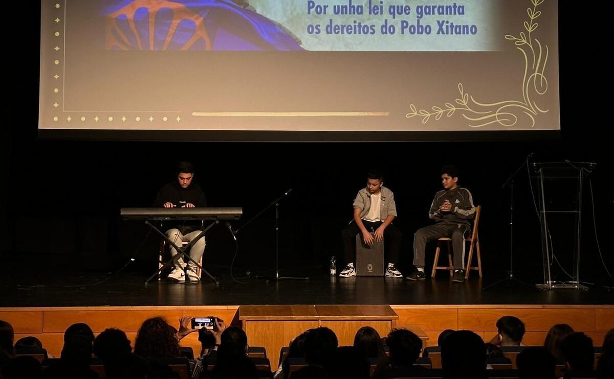 Una actuación en el auditorio de Milladoiro a cargo de alumnos zíngaros