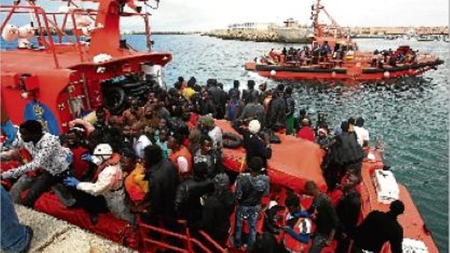 Els immigrants rescatats arriben al port de Tarifa a bord d&#039;embarcacions de Salvament Marítim