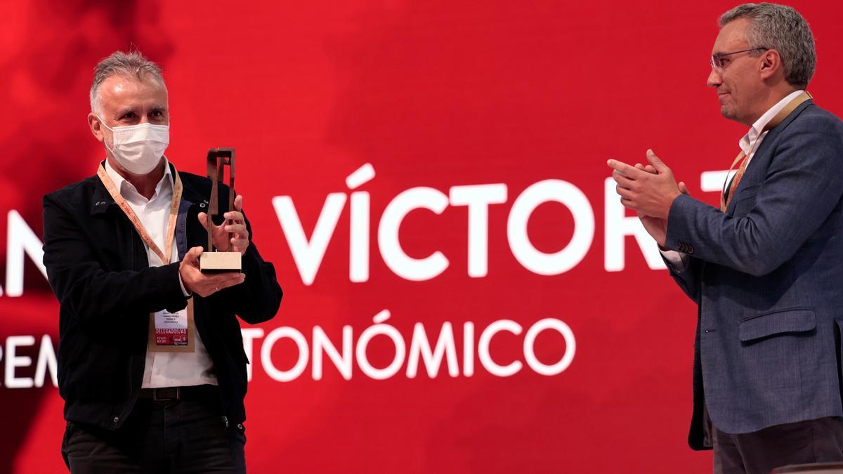 Ángel Víctor Torres (izquierda) con el premio Manuel Marín en el Congreso Federal del PSOE.