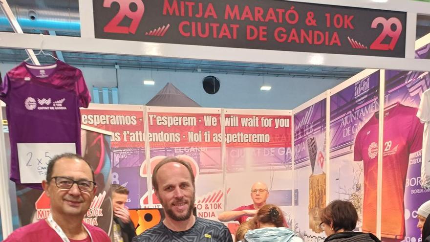 Miembros del CC el Garbí en el pabellón de la Feria de Madrid