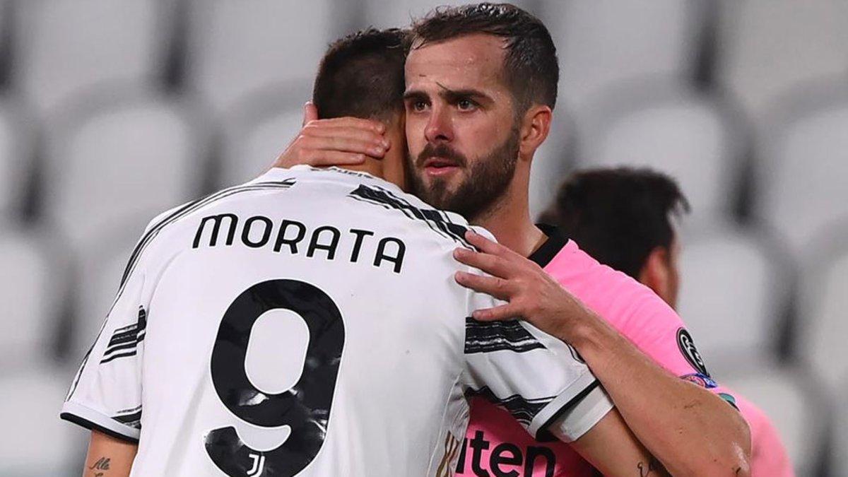 Miralem Pjanic se abraza con un desafortunado Morata a la conclusión del partido