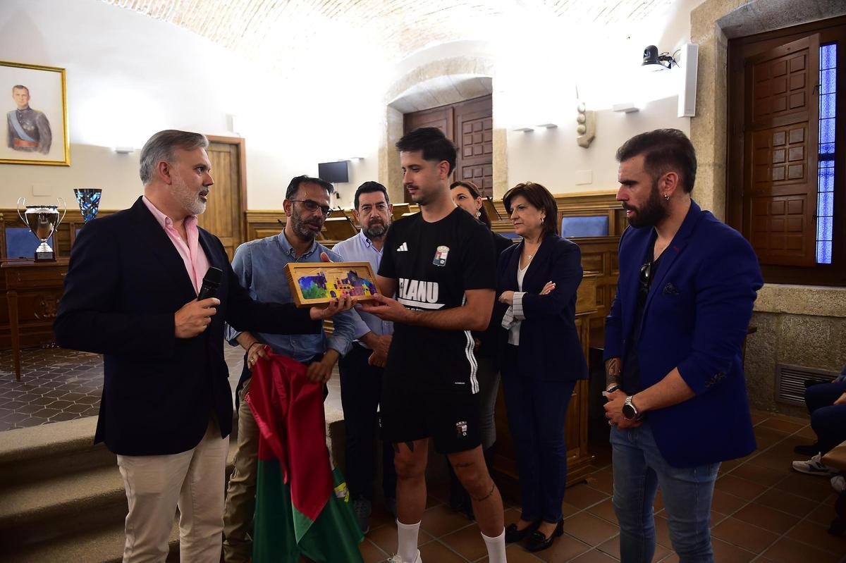 Fotogalería | Así ha sido el recibimiento en el Ayuntamiento de Plasencia de la UPP para celebrar su ascenso