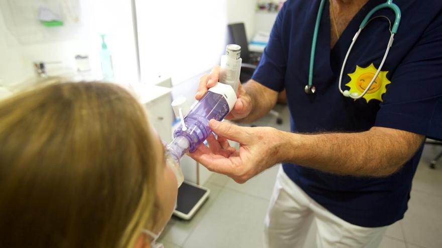 Un pediatra atiende a una niña en su consulta de Alicante