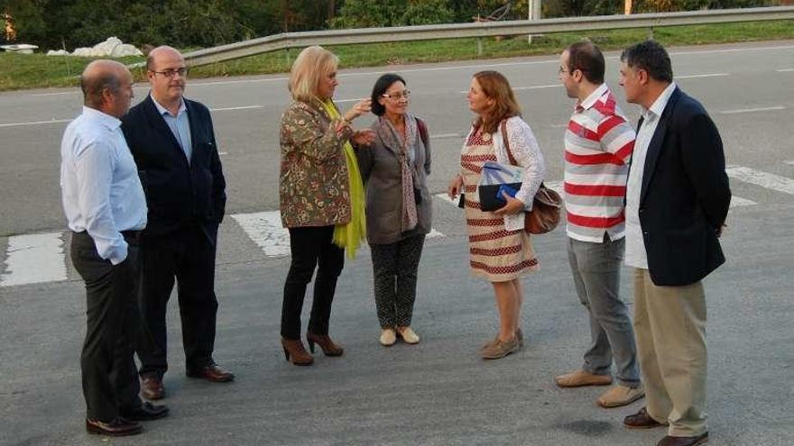 Luis Venta, José María Osoro, Mercedes Fernández, Eloína Díaz, Cecilia Fernández, Pablo Onís y Antonio Pérez, ayer, en Nava.