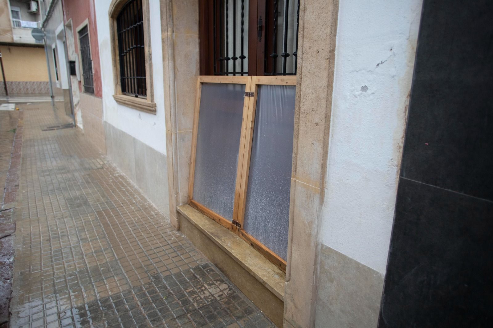 Barreras en las viviendas por la alerta de lluvia en Algemesí