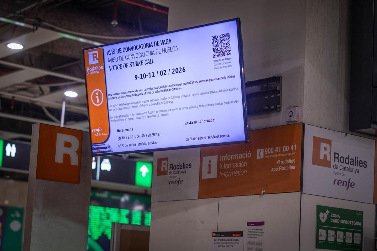 Pantallas informando de la convocatoria de huelga que a partir de hoy y hasta el viernes mantiene el servicio de Rodalies, Regionals y Media Distancia en servicios mínimos. También los maquinistas de la alta velocidad y mercancías están en huelga.