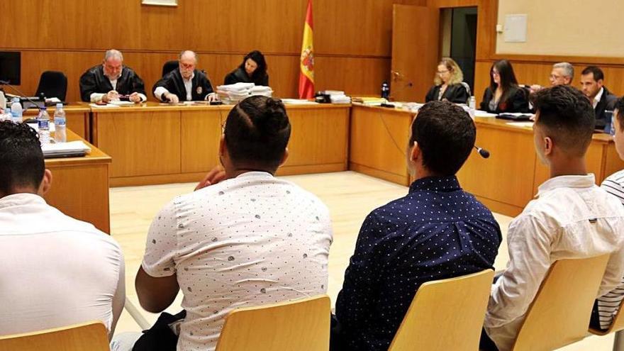 D&#039;esquena, cinc dels acusats en l&#039;inici del judici a l&#039;Audiència de Barcelona, el 2019