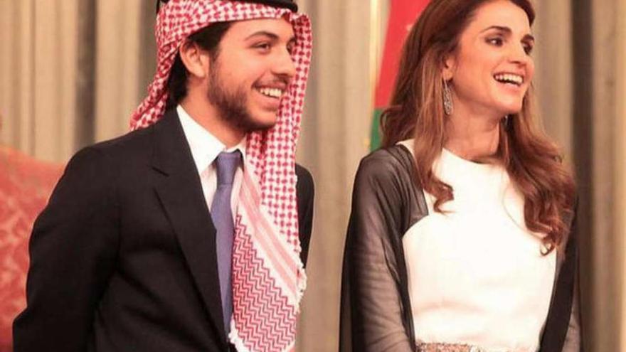 Rania de Jordania con su hijo Hussein.