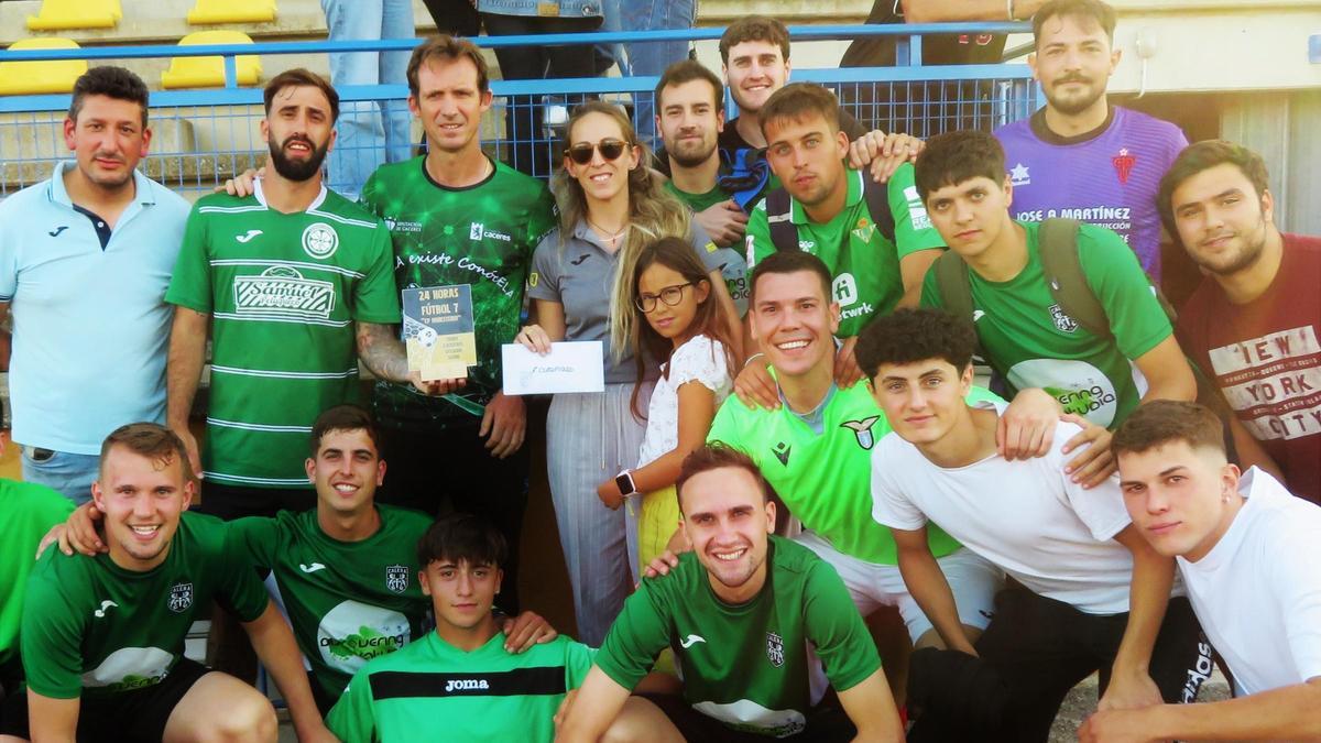 El conjunto de Calera de León recibiendo su premio como ganadores