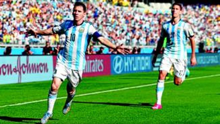 Messi rescata a Argentina en el descuento