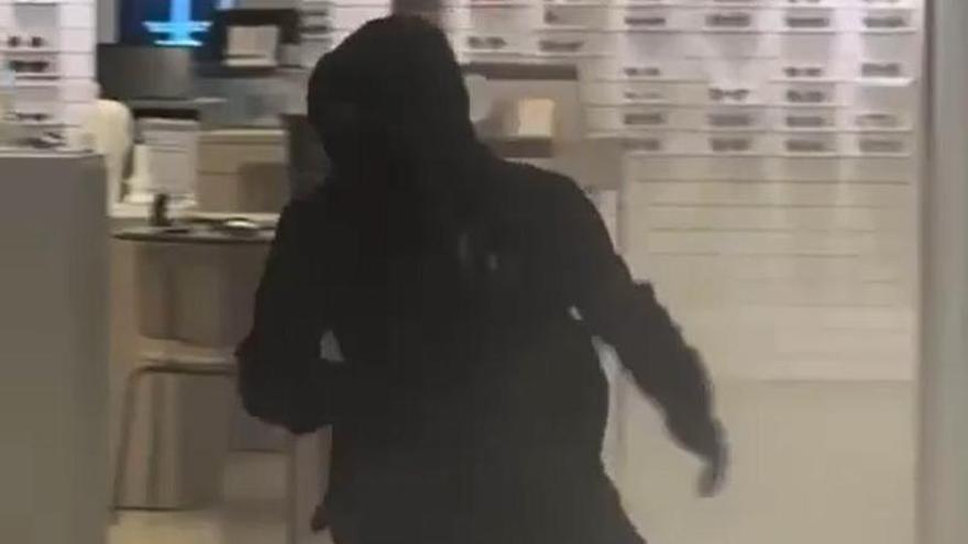Un grupo de encapuchados asalta una joyería en el centro comercial Las Arenas