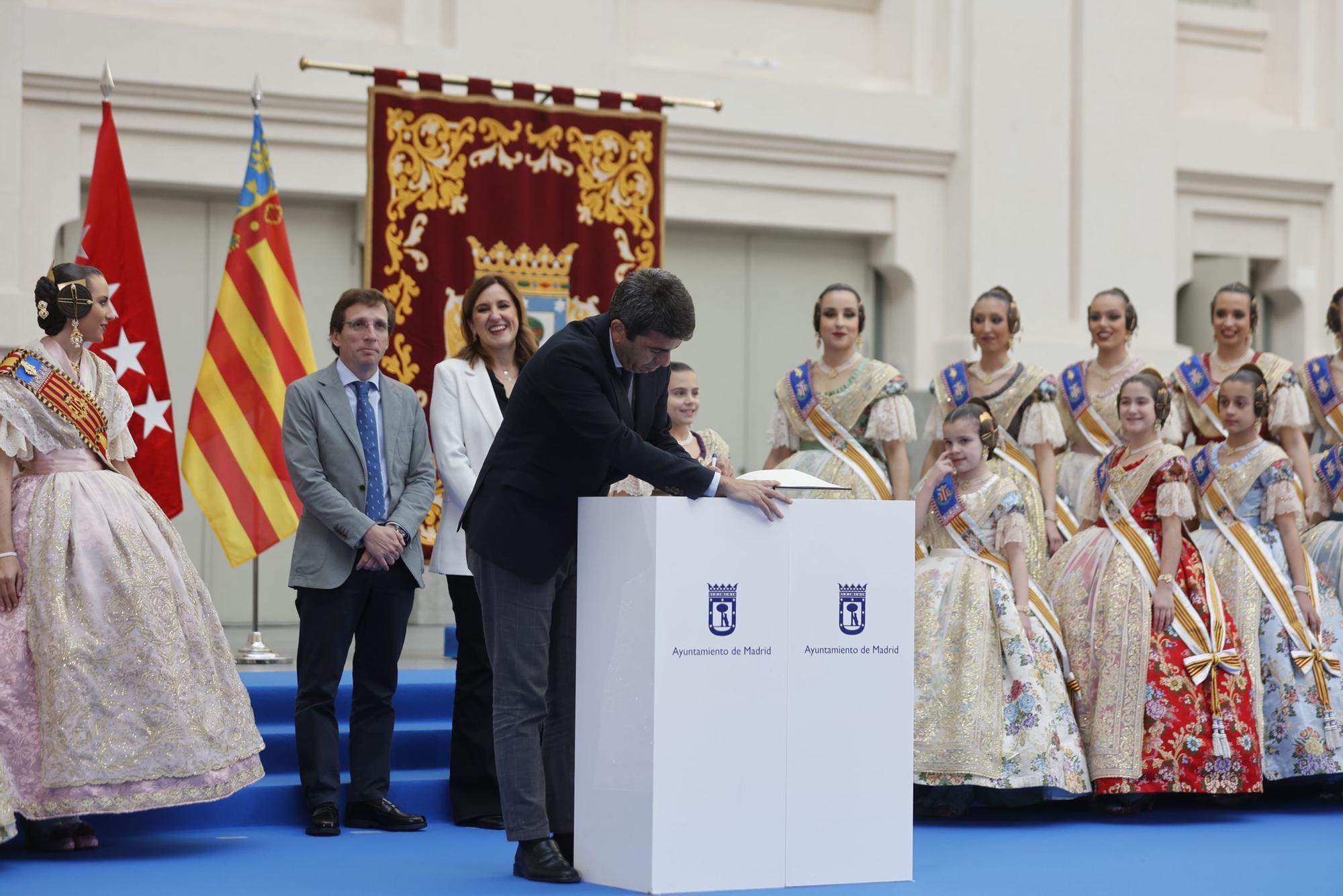 Las mejores imágenes de la recepción a las falleras en el Ayuntamiento de Madrid