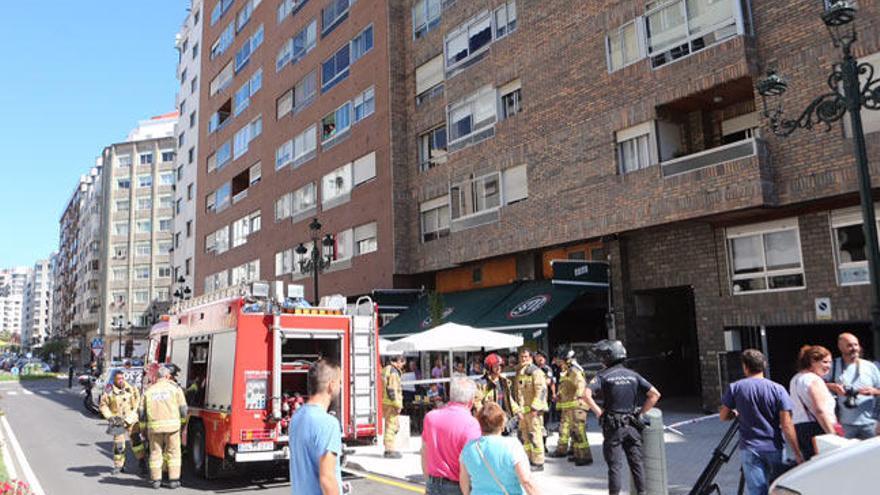 Los bomberos se trasladaron hasta el céntrico edificio // Nick