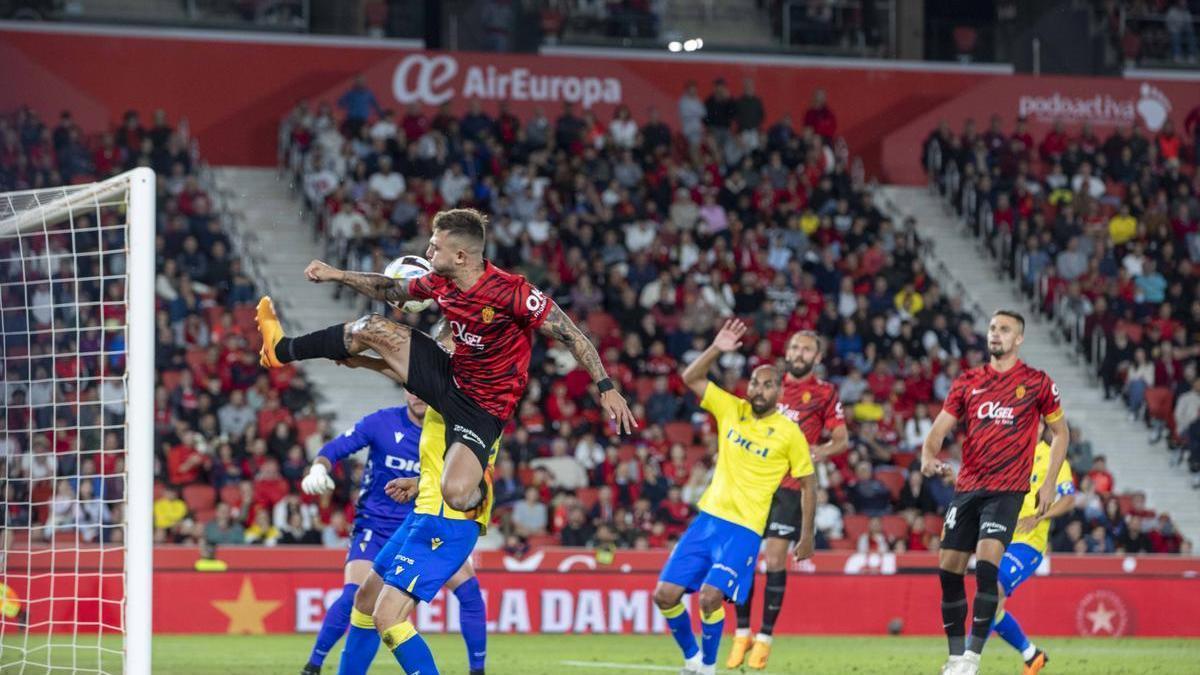 Maffeo busca un balón por alto tras un lanzamiento de falta.