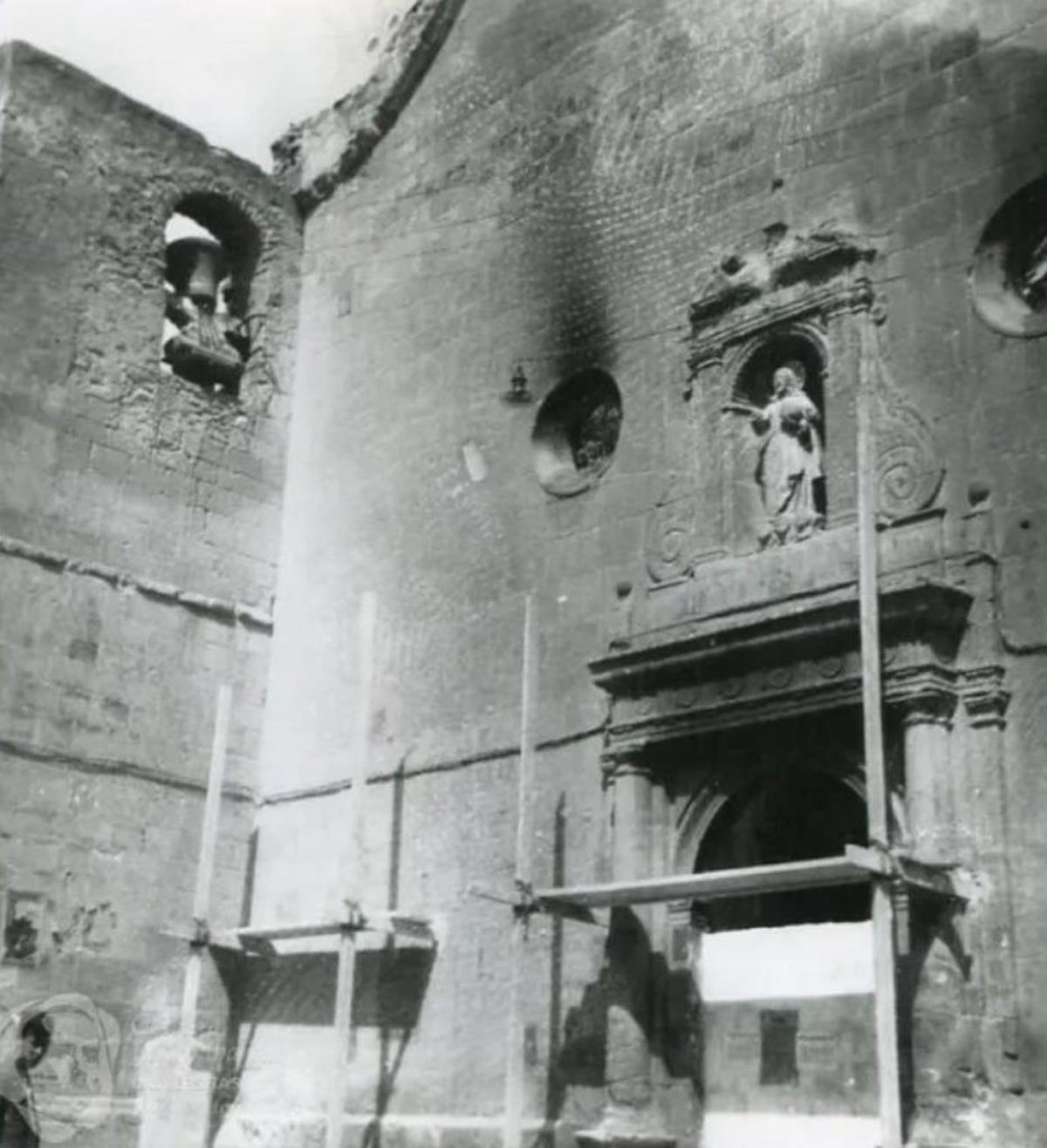Façana del Salvador, després de la destrucció del 20 de febrer del 1936.