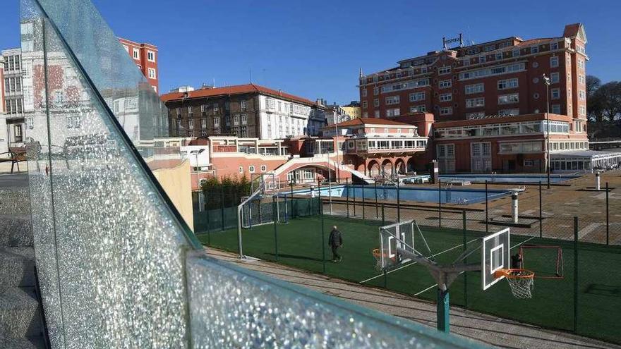 Piscinas gemelas de La Solana con el edificio de entrada por el paseo de O Parrote, al fondo.