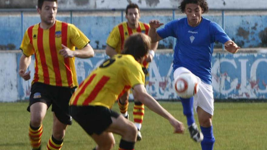 Javi Salero, jugador del Alicante, controla un balón durante el partido de ayer.
