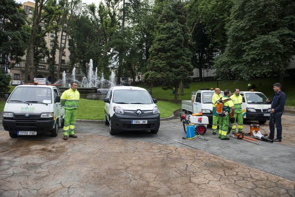 La concejala Ana Rivas presenta la nueva maquinaria de jardinería